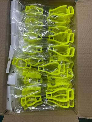 Multicolor plastic handschoenclips ontworpen voor veiligheid en duurzaamheid met aanpasbare maat- en kleuropties voor bedrijven
